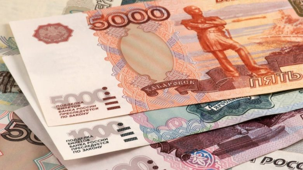 الروبل يتصدر العملات عالمياً في 2025 ويثير قلق الاقتصاد الروسي