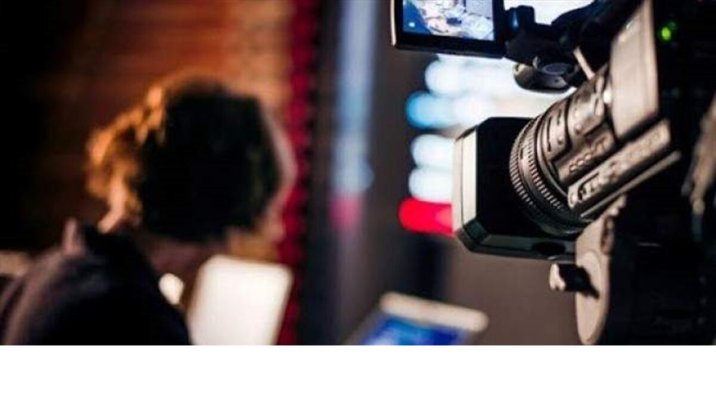 بتنورة قصيرة جداً… إعلامية لبنانية بإطلالة جريئة (صورة) 