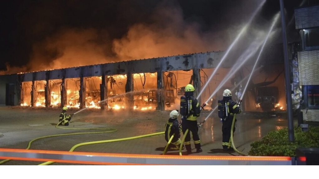 انفجار يتسبب بحريق واسع بمنشأة صناعية في ألمانيا (صور)