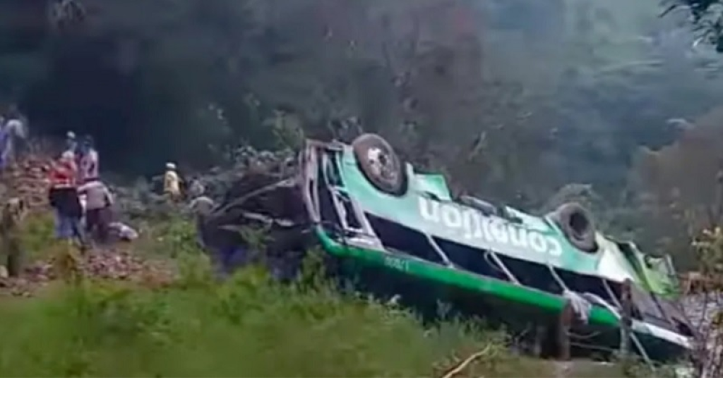 8 قتلى و19 مصاباً بعد سقوط حافلة ركاب في المكسيك