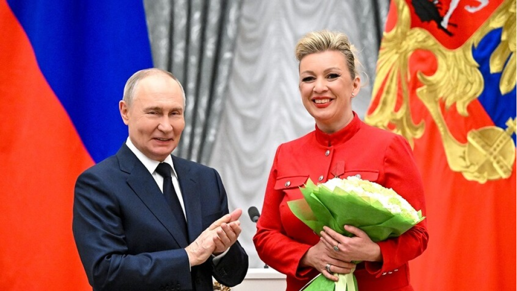 زاخاروفا تنشر صورة لهدية بوتين لها