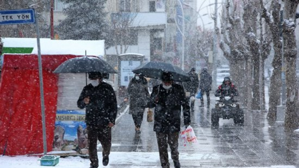 لبنان على موعد مع منخفضات باردة وأمطار غزيرة وثلوج...