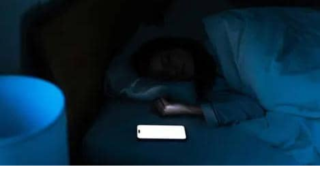 النوم بجانب هاتفك قد يرفع مخاطر صحية طويلة المدى 
