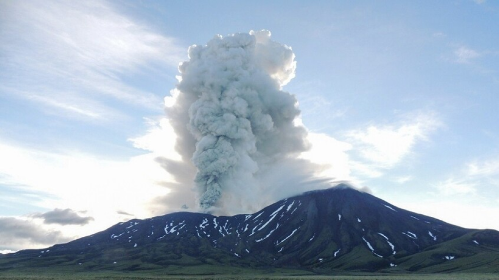 نشاط بركان “ميرابي” الأكثر قوة! (فيديو)