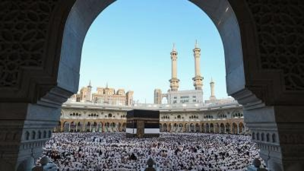 بالفيديو.. رجل أمن سعودي ينقذ معتمرًا قفز من الدور الثالث بالحرم المكي