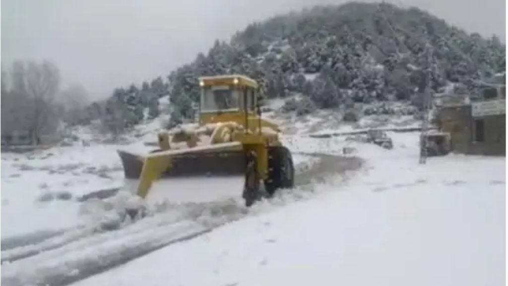 الأشغال تواصل إنقاذ المحاصرين وسط العاصفة الثلجية