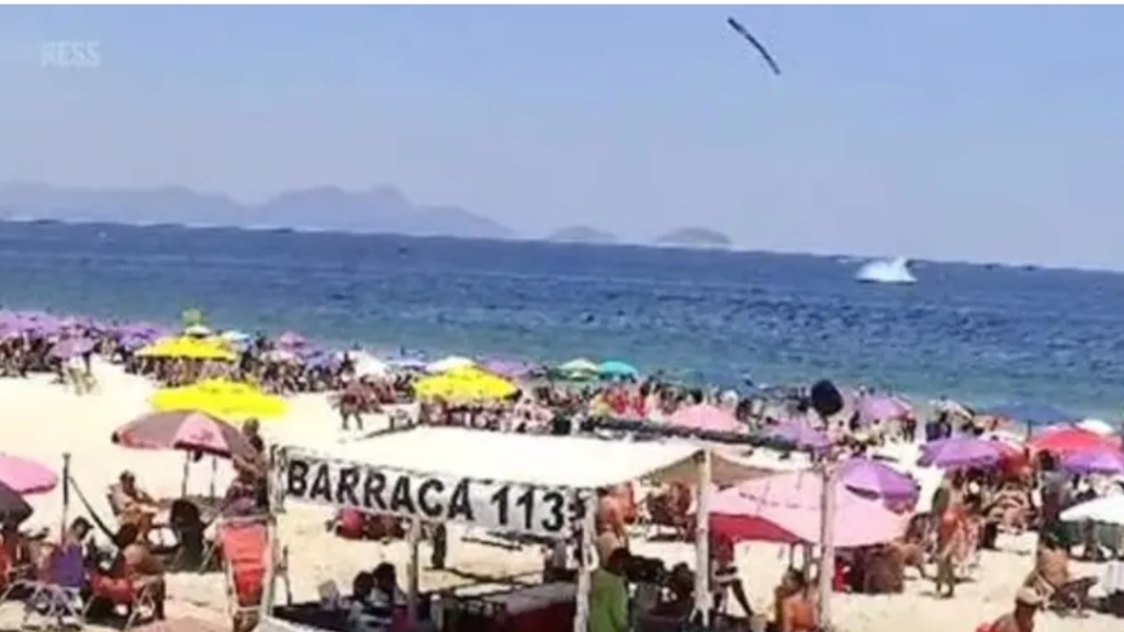 سقوط كارثي لطائرة في البحر