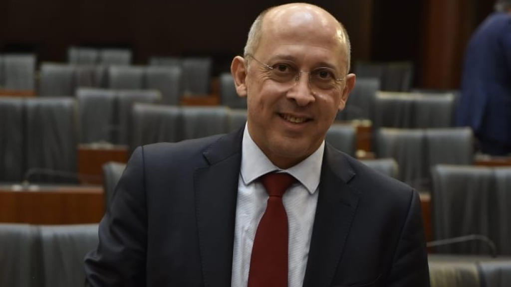 ألان عون… حالة سياسية تتقدّم على الماكينات