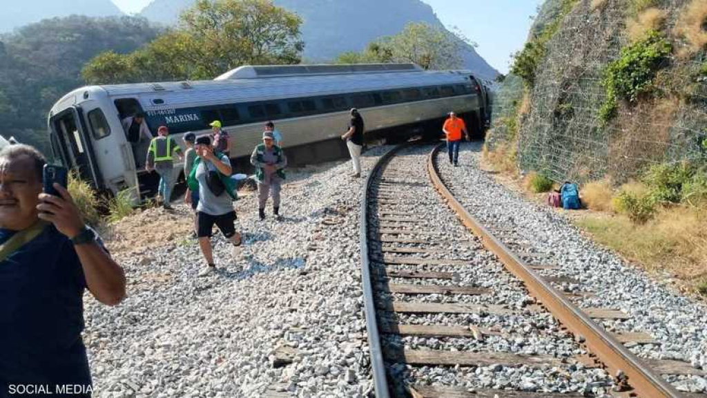 13 قتيلا وعشرات المصابين بعد خروج قطار عن مساره في المكسيك (فيديو)