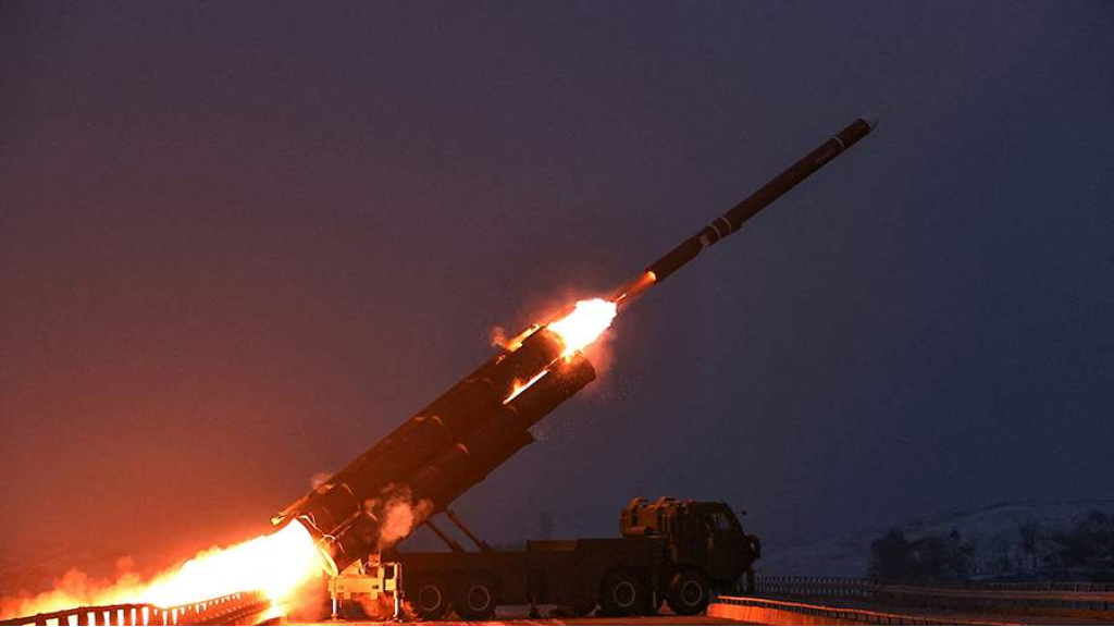 كوريا الشمالية تجري مناورات لإطلاق صواريخ كروز استراتيجية بعيدة المدى