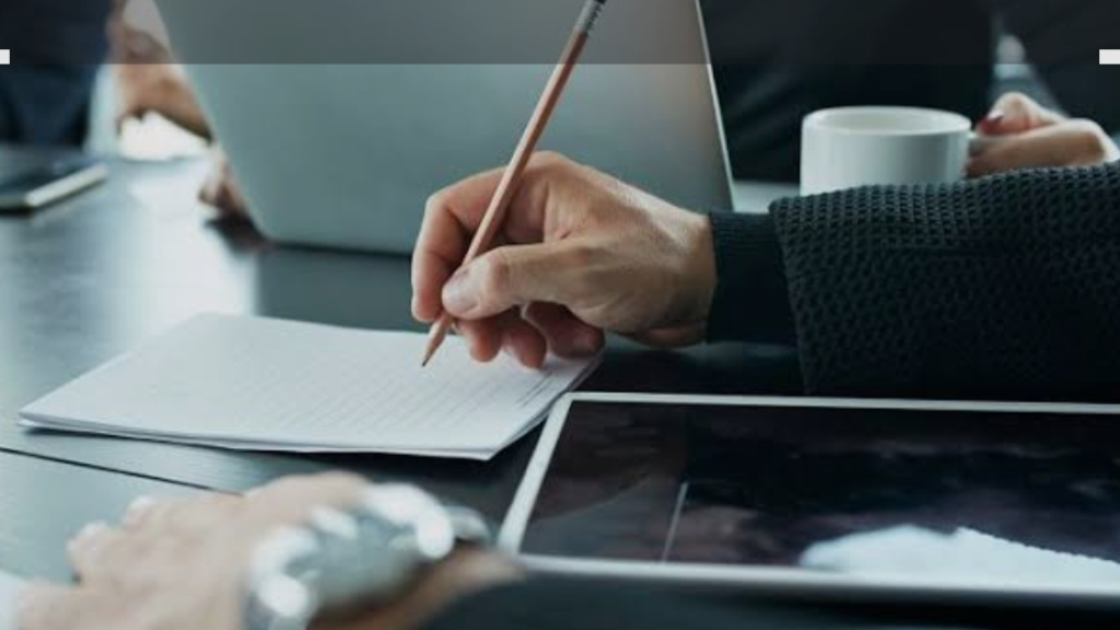 رجل أعمال شريك صامت في جريمة الانهيار