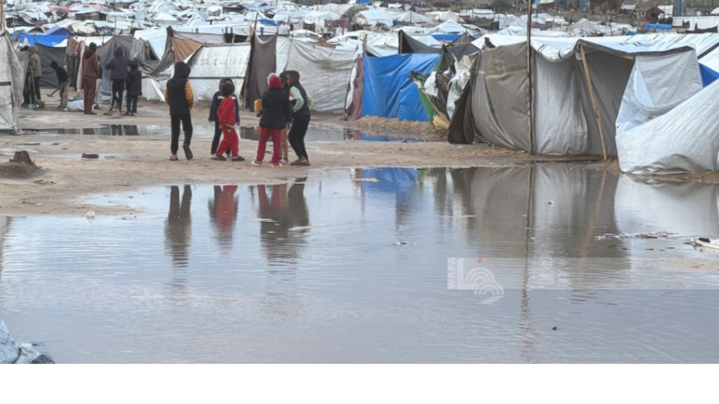 المنخفض الجوي يعمّق مأساة نازحي غزة.. خيام مدمّرة ووفيات بين الأطفال
