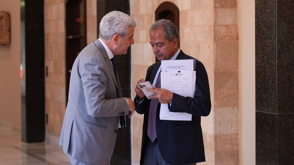 نفاق وزراء «القوات» والكتائب: مع المصارف «جُوّا»... والمودعين «برّا»!