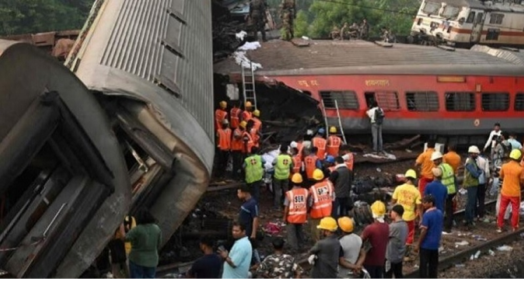 100 جريح بحادث تصادم قطارين في الهند (فيديو)