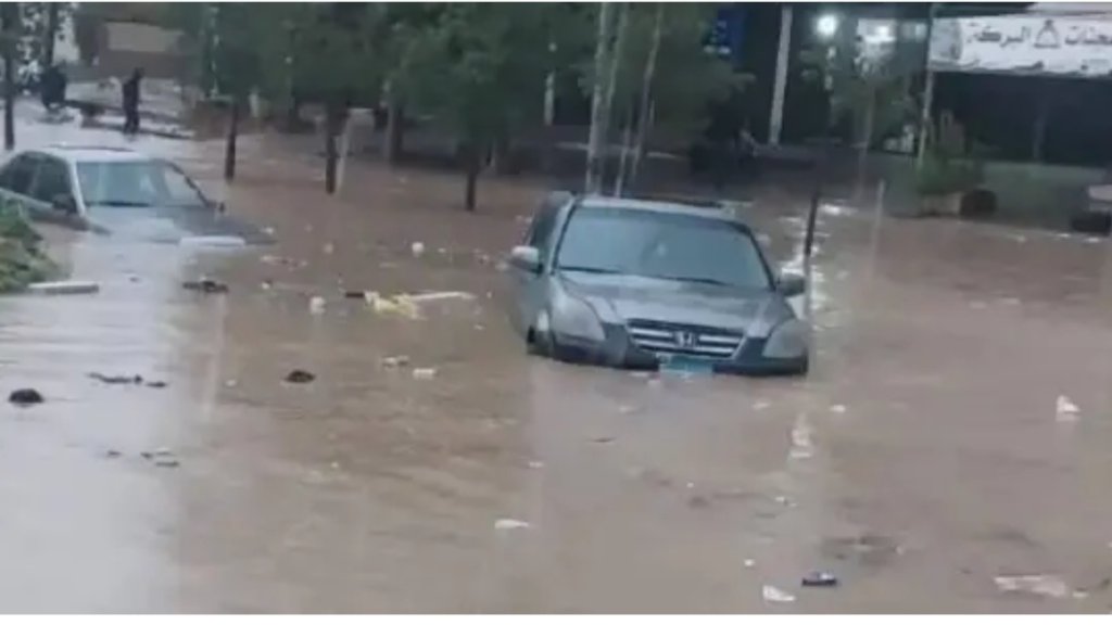 الأمطار الغزيرة تحول الطرقات الى بحيرات