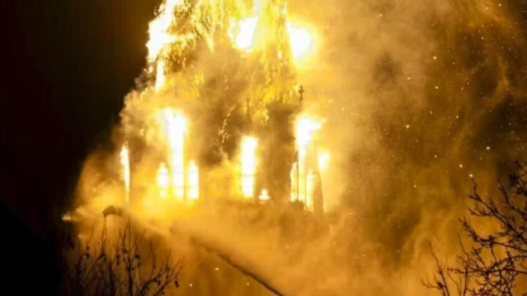 حريق يدمر كنيسة عمرها 150 عاما في أمستردام (فيديو)