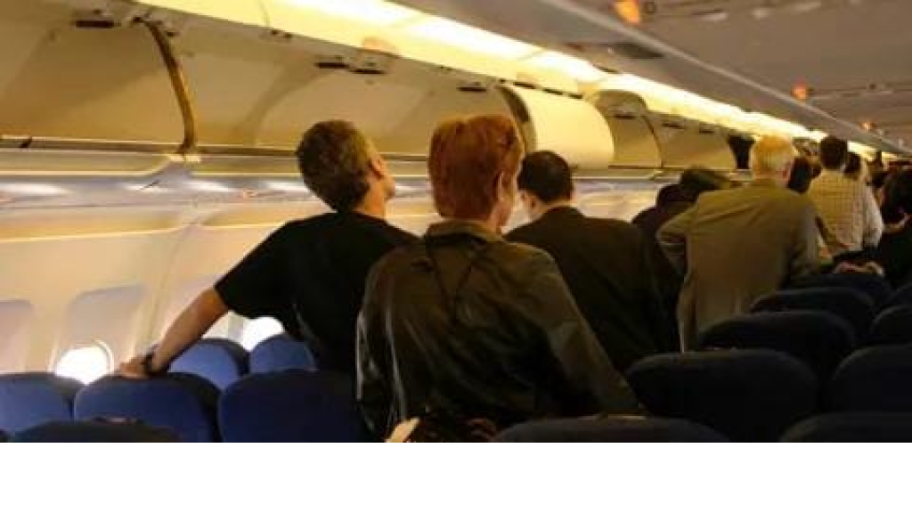 لماذا يقف الركاب فور هبوط الطائرة؟.. إليك السبب 
