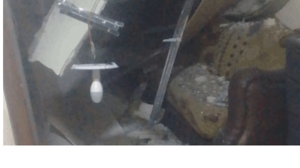 سقوط جزء من سقف هذا المنزل !