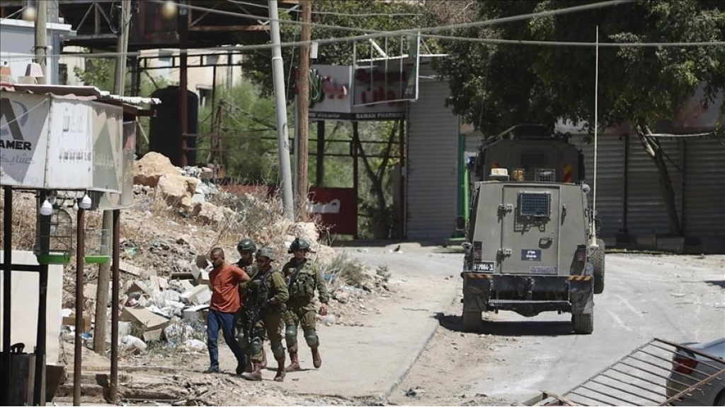 الاحتلال يعتقل 48 فلسطينياً بينهم أسرى محررون