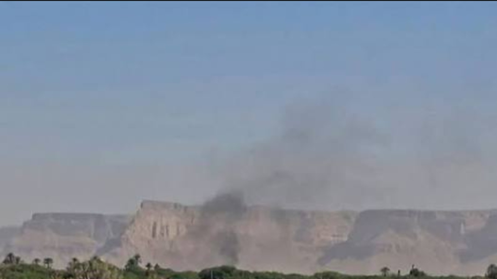 غارات استهدفت مطارا وقاعدة عسكرية في مدينة سيئون في اليمن