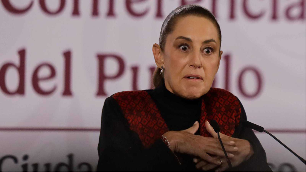 زلزال يفاجئ رئيسة المكسيك كلاوديا شينبوم خلال مؤتمر صحفي (فيديو)