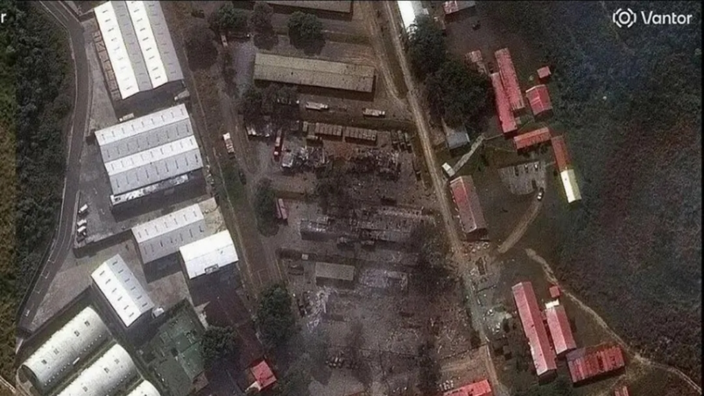 بالصور.. الأقمار الصناعية توثّق آثار الضربات الأمريكية على مقرّ مادورو قبل اختطافه