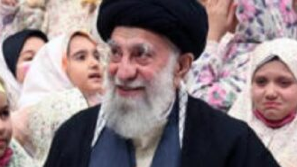 مزاعم بخطة هروب: تقرير بريطاني يفيد بوجود خطة طوارئ لإجلاء خامنئي وعائلته إلى موسكو