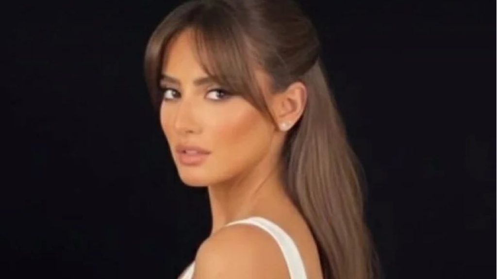 بالصور..زينة بإطلالة كاجوال عصرية مع شعر مموج ومكياج برونزي دافئ