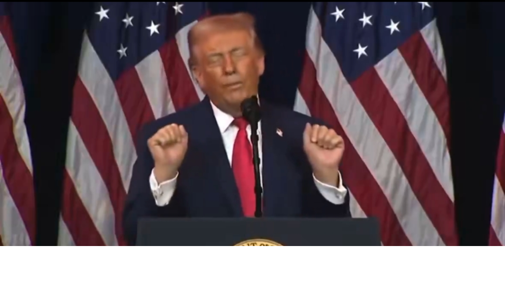 ترامب يقلد متحولا جنسيا يرفع الأثقال أمام مؤيديه ليثير ضحك الجمهور ويشعل السوشال ميديا (فيديو).