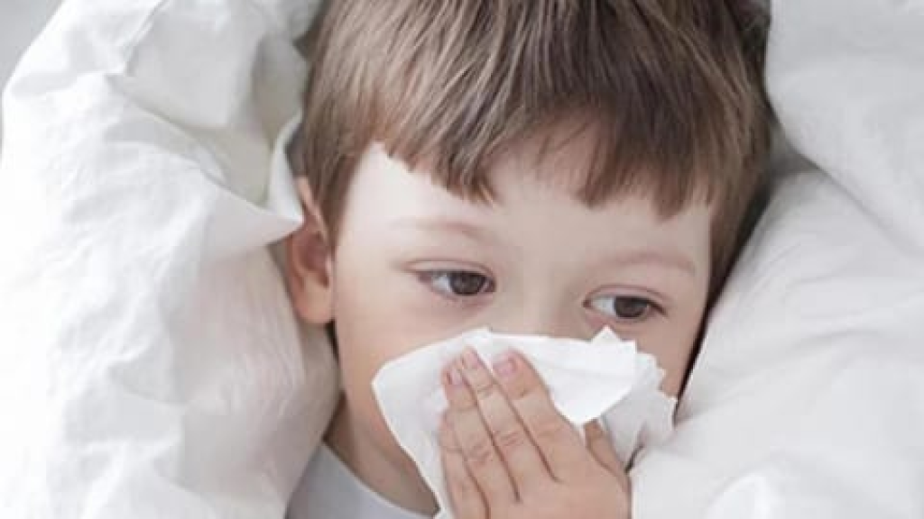 معركة الإنفلونزا الموسمية: استراتيجيات الأهل والمدارس للحد من التفشي
