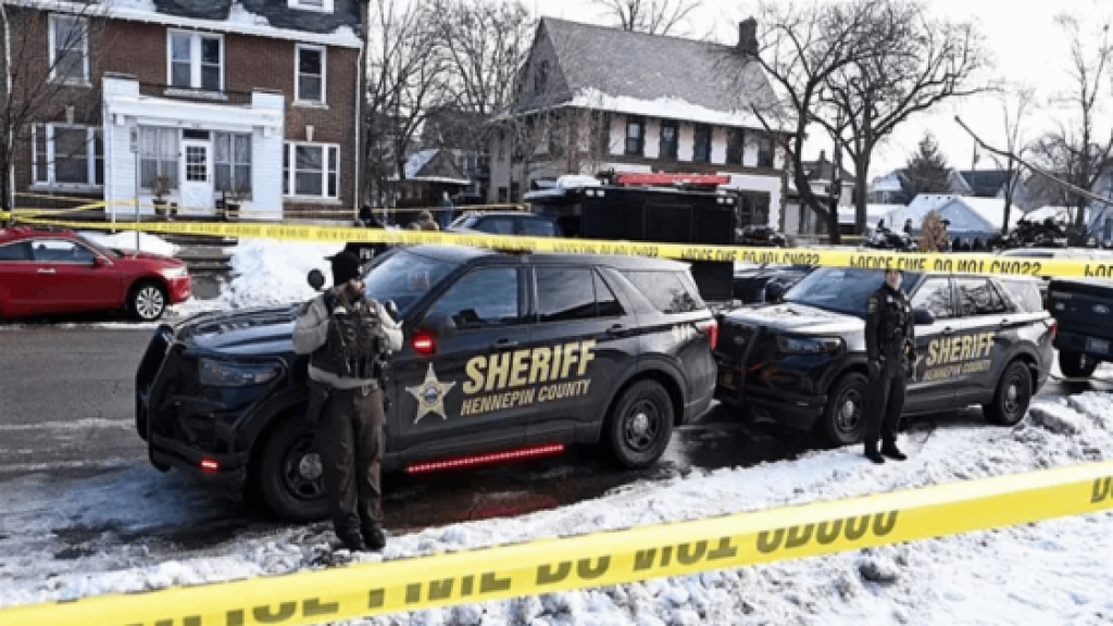 حاولت دهس عناصر أمنية.. مقتل امراة برصاص عنصر من إدارة الهجرة في أميركا (فيديو)