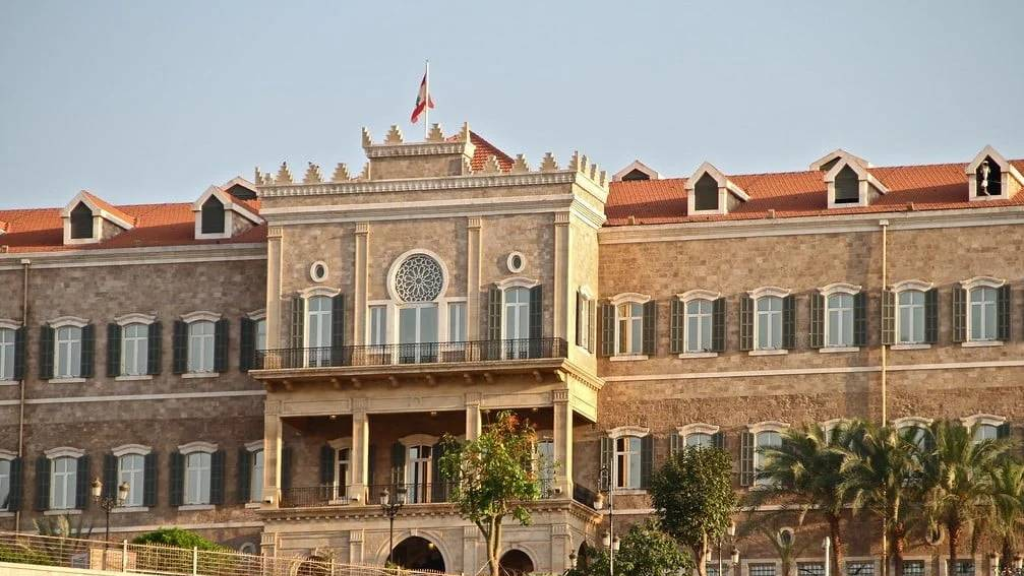 وزيرة تفجّر غضبًا عارمًا وتُشرّع 