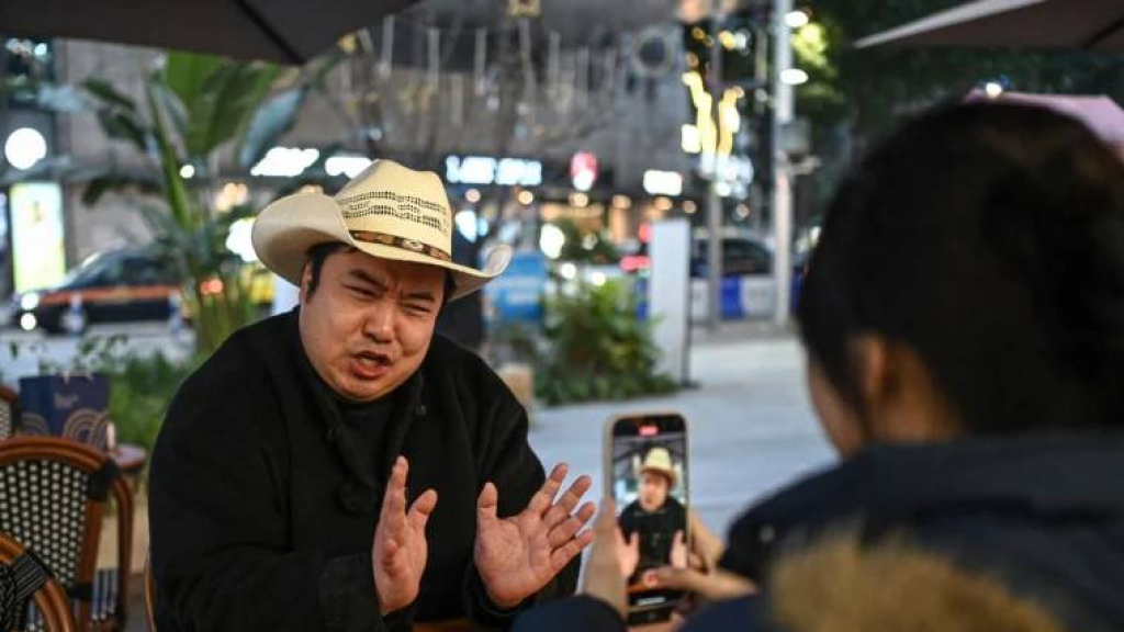 بالصوت والحركة… صيني يقلّد ترامب ويجذب ملايين المتابعين