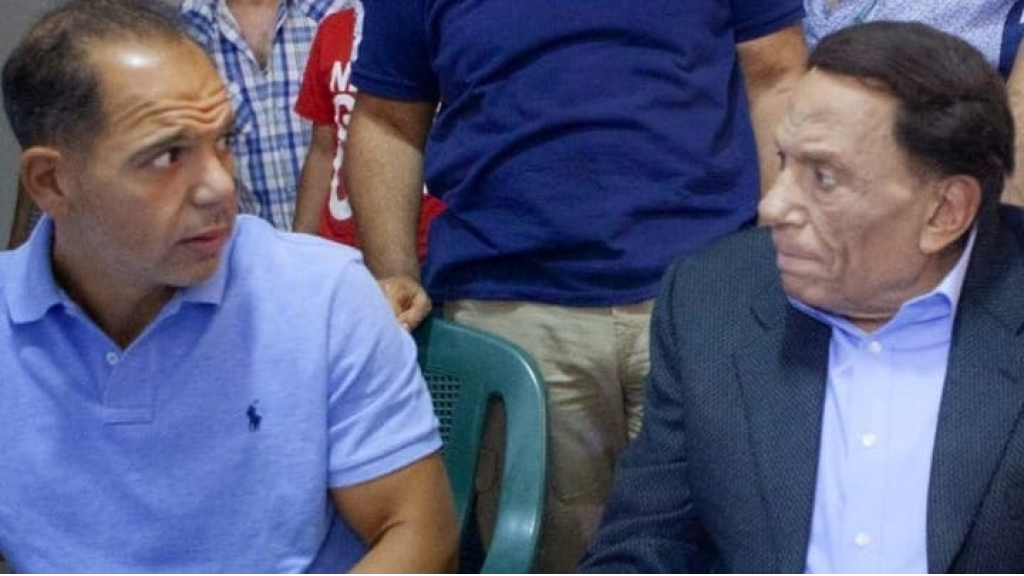 قصة شجار عنيف وقع بين عادل إمام ونجله وانتقل من المسرح للبيت