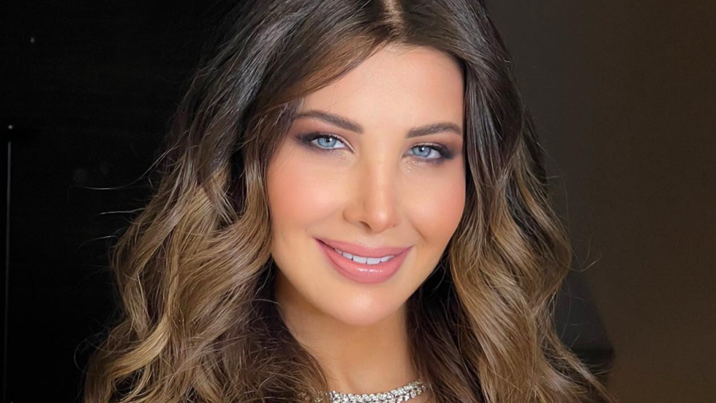 نانسي عجرم تخطف الأضواء بإطلالة براقـة في حفل جوائز تيك توك (فيديو) 