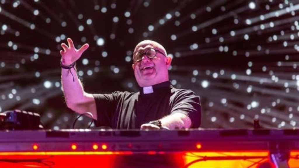 رجل دين يفجر عاصفة بين اللبنانيين.. كاهن أم 