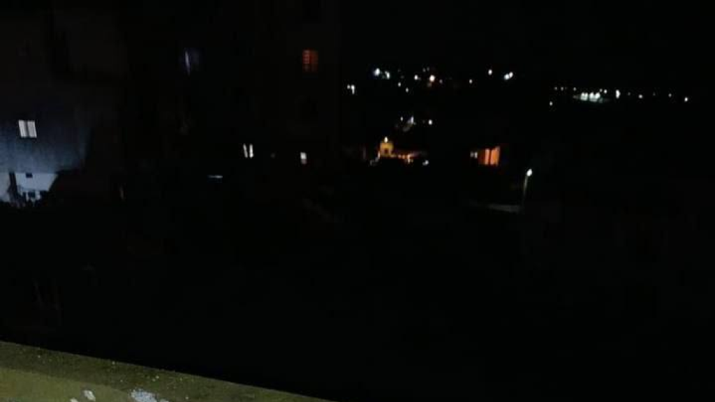 في ياطر… مسيّرة إسرائيلية تُلقي قنبلة على سطح أحد المنازل (فيديو)