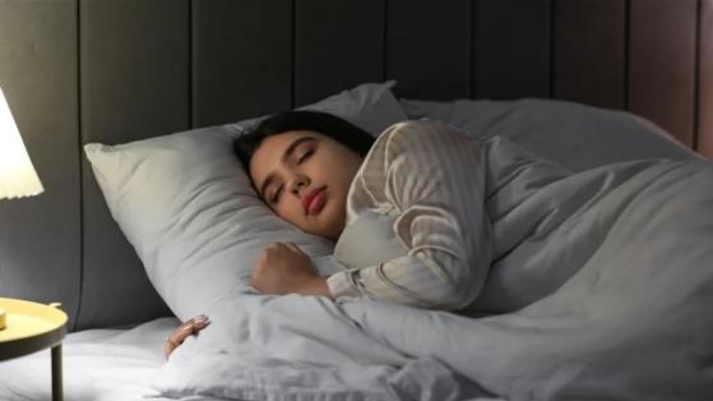 لحماية الظهر والقلب اليكم وضعية النوم الصحيحة