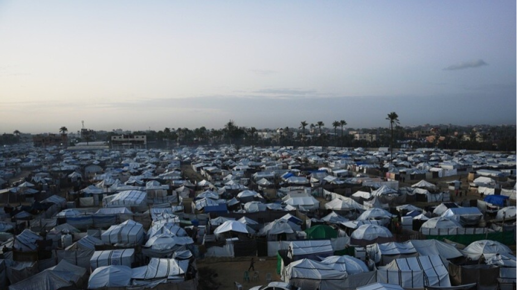 المعاناة تتواصل في غزة.. 127 ألف خيمة تالفة في غزة ومئات آلاف النازحين يواجهون منخفضا باردا