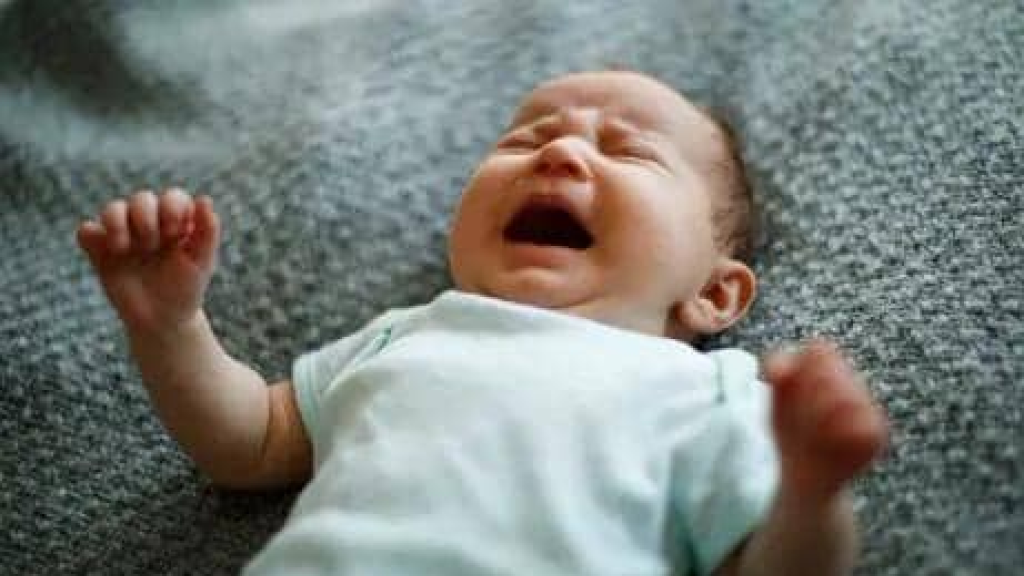 السجن 35 عاماً لأب ألقى برضيعته على 