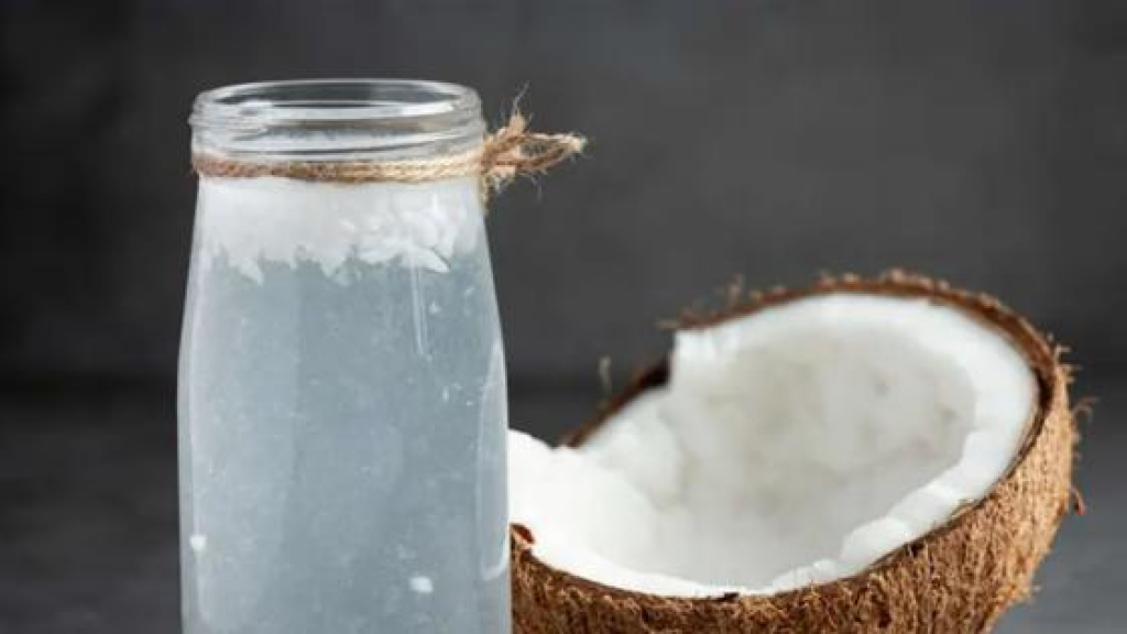 أيهما أفضل لإشراق البشرة ماء الأرز أم ماء جوز الهند؟