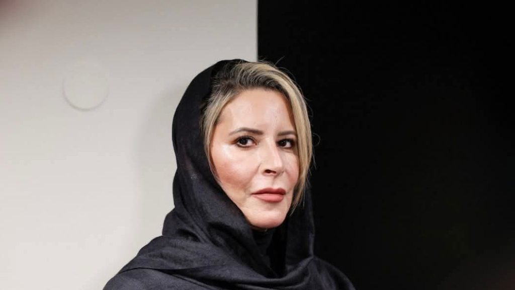 عائشة القذافي تحذّر الشعب الإيراني من «فخ الغرب»: رسالة من المنفى في عمان