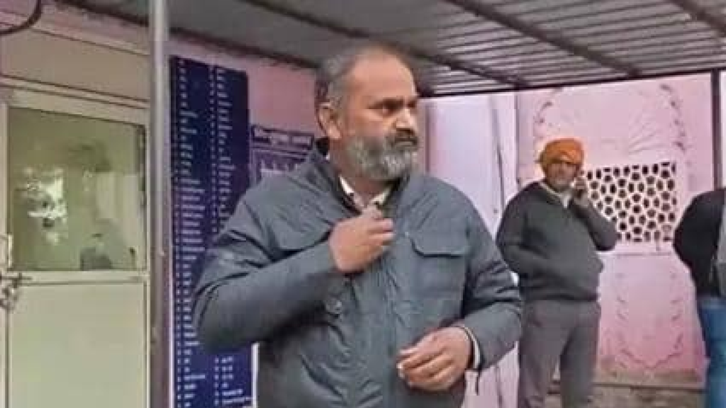 رجل يدخل المستشفى طلباً للعلاج.. والثعبان في جيبه (فيديو) 