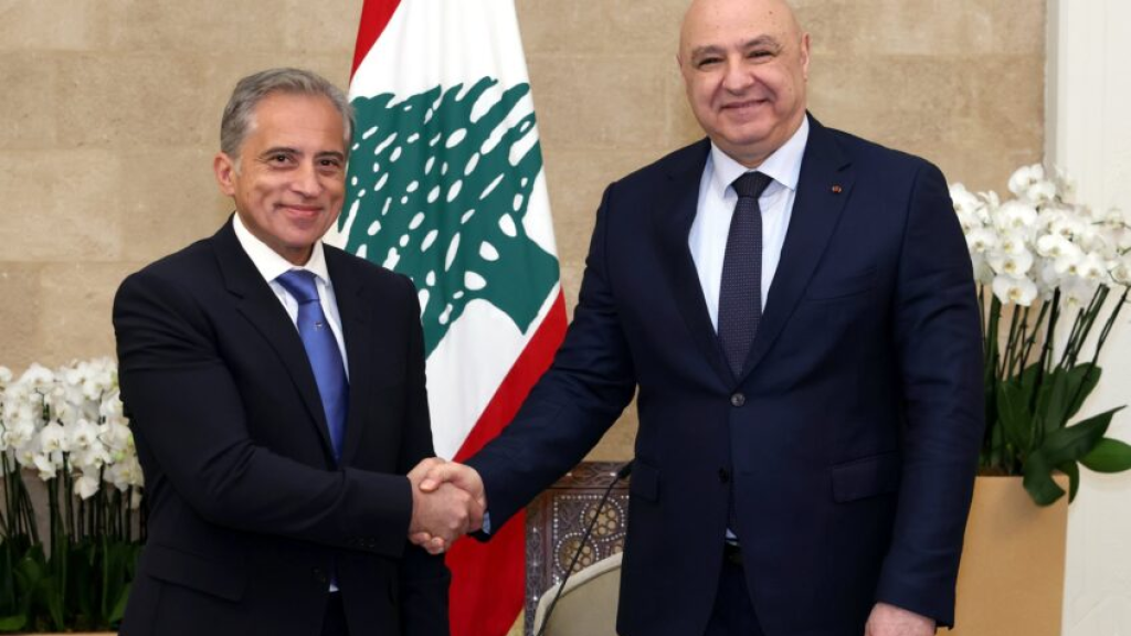 عون اكد لرئيس الوزراء الأردني على أهمية وحدة الموقف العربي في مواجهة التحديات الراهنة