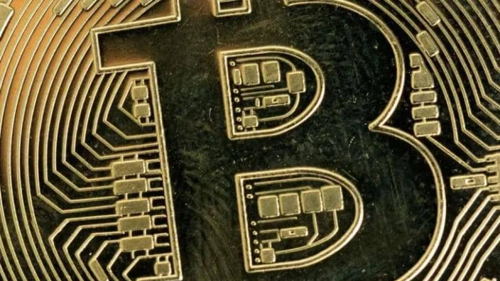 بتكوين تسجل أعلى مستوى في شهرين.. هل يستمر الزخم؟