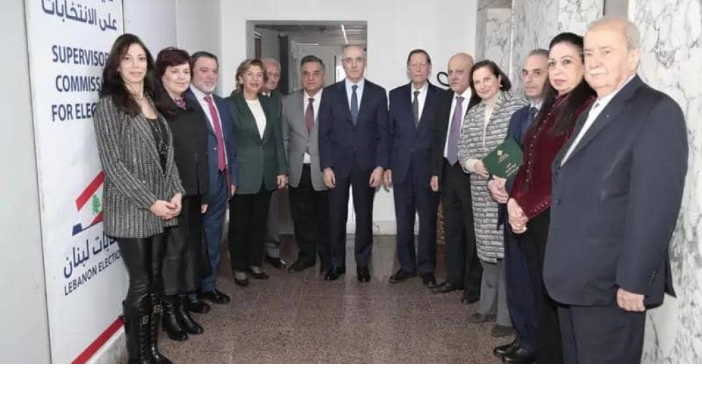 الحجار يشرف على تسليم رئاسة هيئة الإشراف ويؤكد الالتزام بإجراء الانتخابات في موعدها