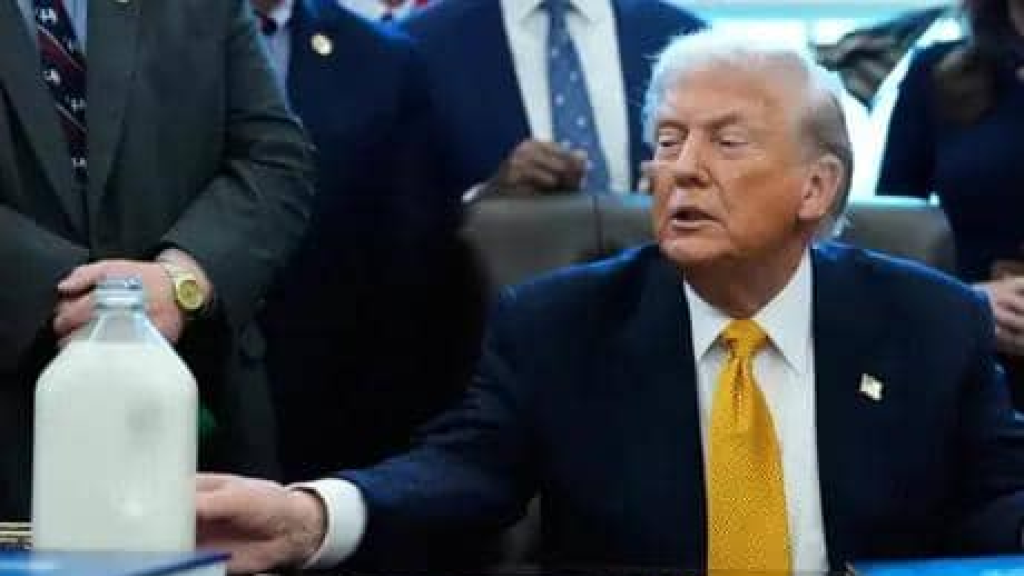 بمشهد لافت.. ترامب يكرّم تلميذاً بعد درس عن الحليب (فيديو) 