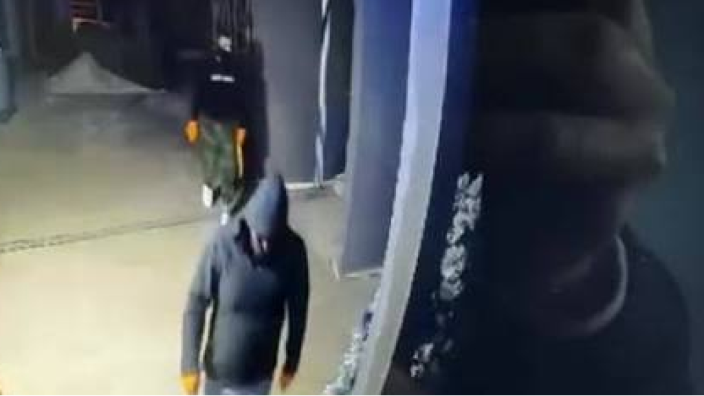 بالفيديو..سرقة احترافية تهزّ الحازمية: ملثمان يقتحمان مكتب نقل أموال ويسرقان عشرات آلاف الدولارات