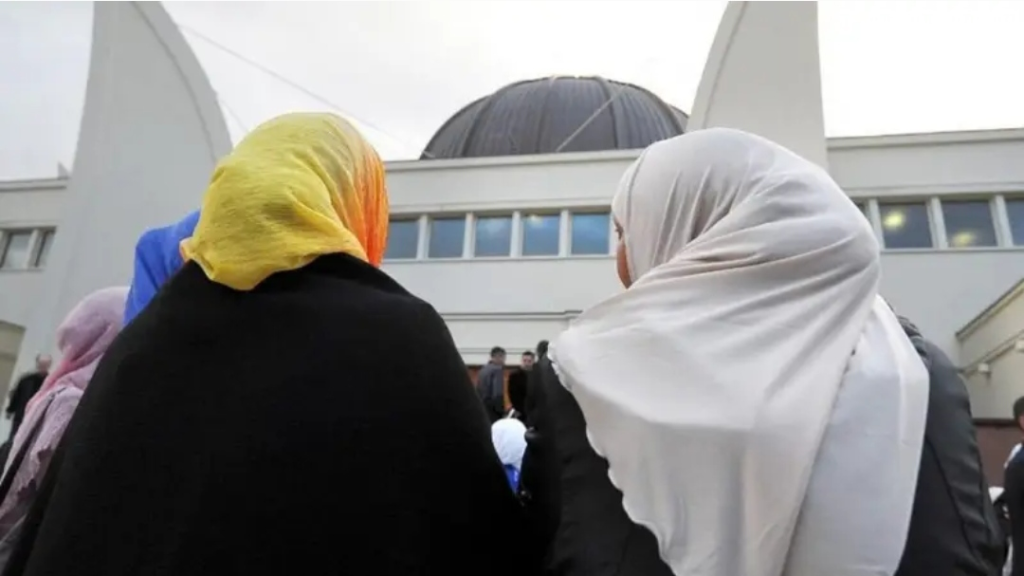 طرد تلميذة بسبب غطاء طبي يثير الجدل