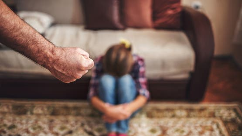 أب يعذّب طفلته حتى الموت.. في العراق!